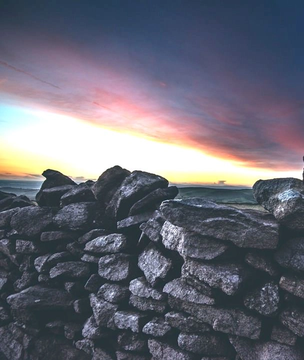 Natursteinsmur mot solnedgang